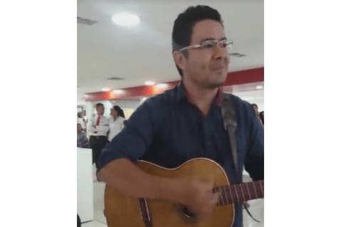El hombre que le reclama a Claro por medio de trovas
