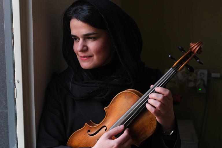 La primera directora de la Sinfónica de Teherán: “Sueño con que las iraníes puedan cantar”