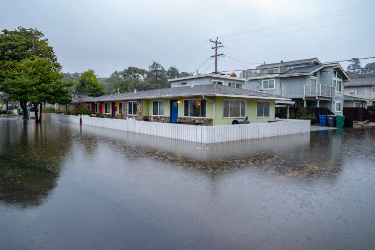 Rio Del Mar (United States), 11/01/2023.- Streets are flooded during a storm in Rio Del Mar, California, USA, 11 January 2023. California Governor Gavin Newsom proclaimed a state of emergency due to the winter storms. Many California counties are under flood warnings. (Estados Unidos) EFE/EPA/LIPO CHING