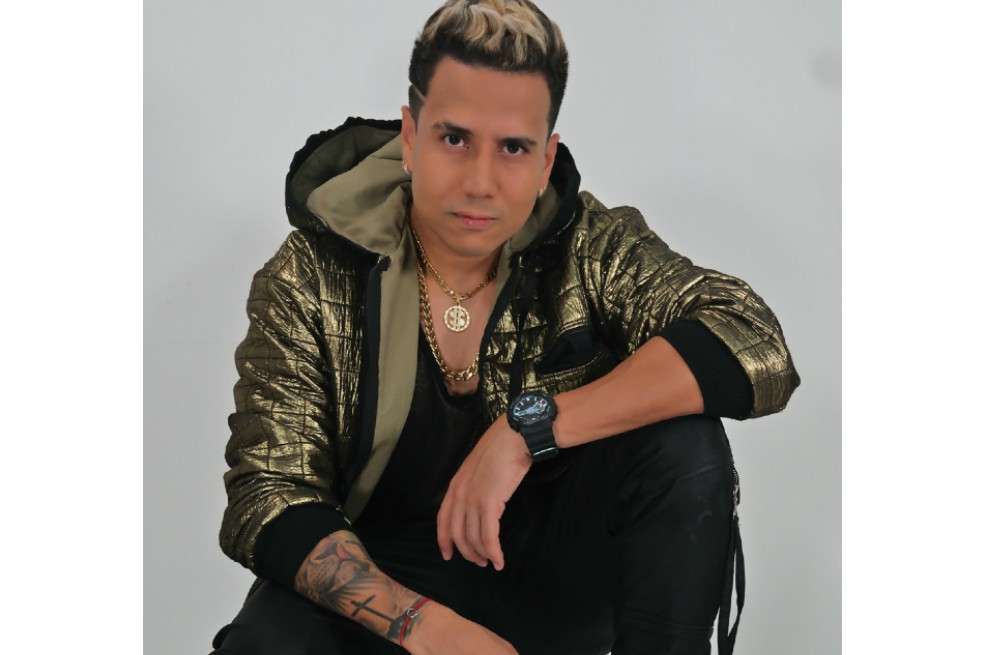 Reynell inició su carrera artística en el género tropical donde recibió múltiples reconocimientos como el Congo de Oro Urbano (2017).