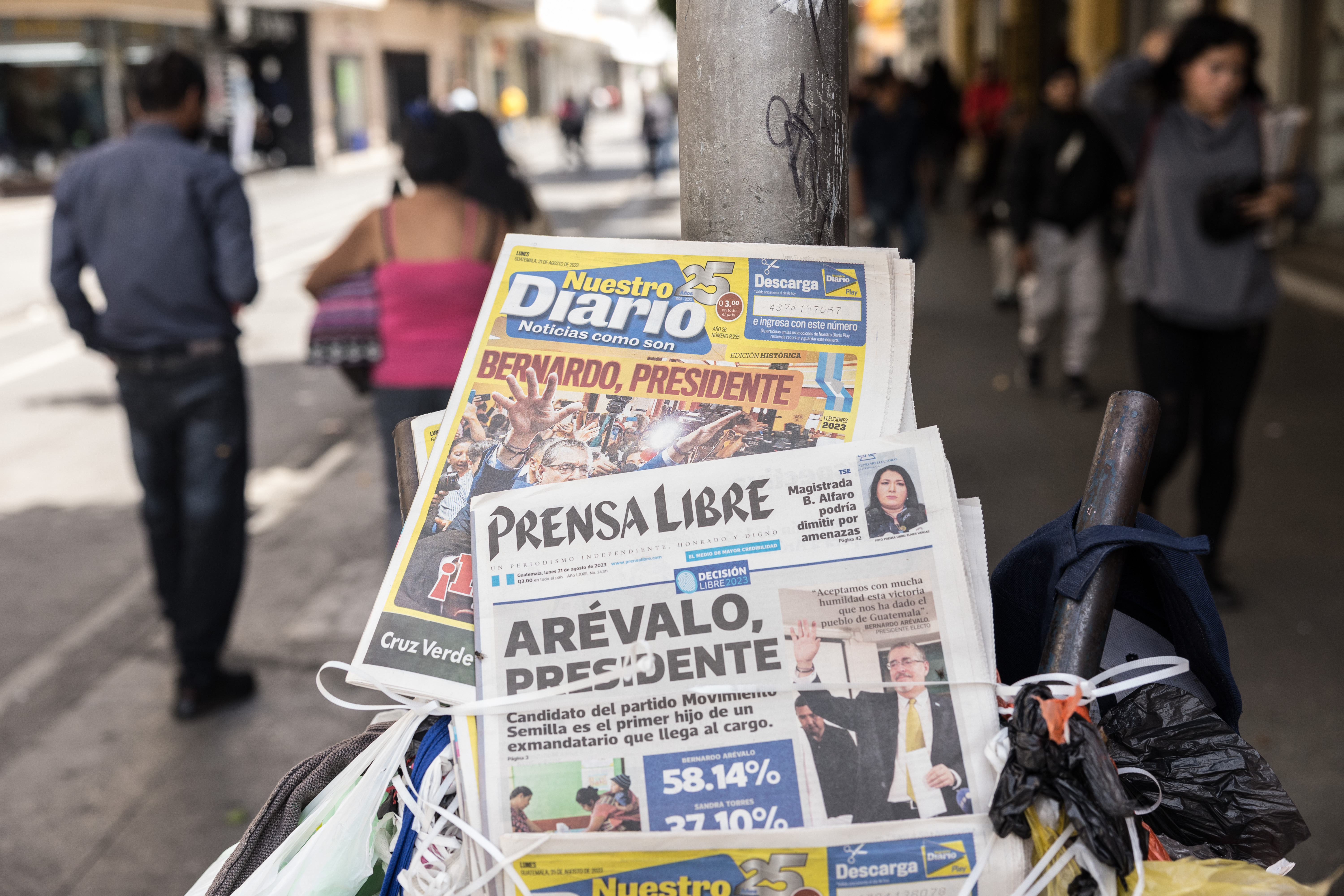 -FOTODELDÍA- AME3237. CIUDAD DE GUATEMALA (GUATEMALA), 21/08/2023.- Fotografía de varios periódicos hoy, con la noticia de la elección del próximo presidente de Guatemala, Bernardo Arévalo, en Cuidad de Guatemala (Guatemala). Guatemala decidió un cambio de rumbo con la elección del académico Bernardo Arévalo de León como su nuevo presidente para el período 2024-2028 y un nuevo rechazo a la candidatura de la ex primera dama Sandra Torres Casanova, el tercero en fila. EFE/ Esteban Biba