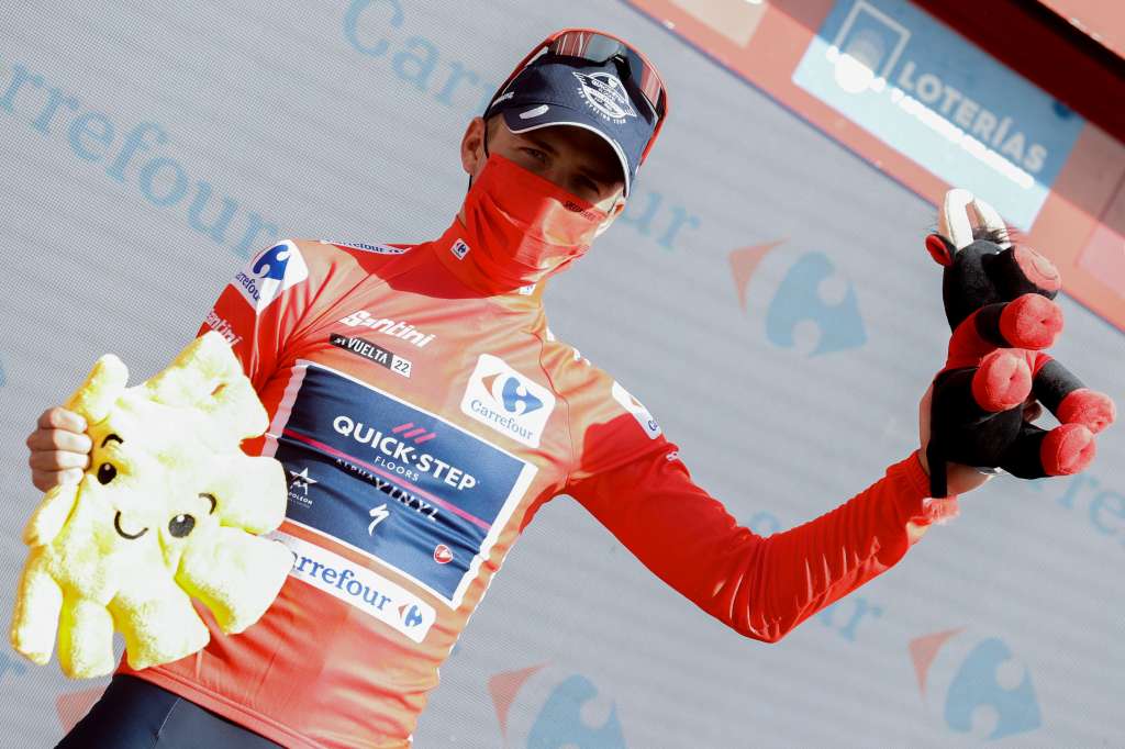 CISTIERNA (LEÓN), 26/08/2022.- El belga Remco Evenepoel, del equipo Quick-Step Alpha Vinyl, en el podio como líder de La Vuelta tras la séptima etapa, que se ha disputado entre las localidades de Camargo (Cantabria) y Cistierna (León), este viernes con 190 km de recorrido. EFE/Javier Lizón