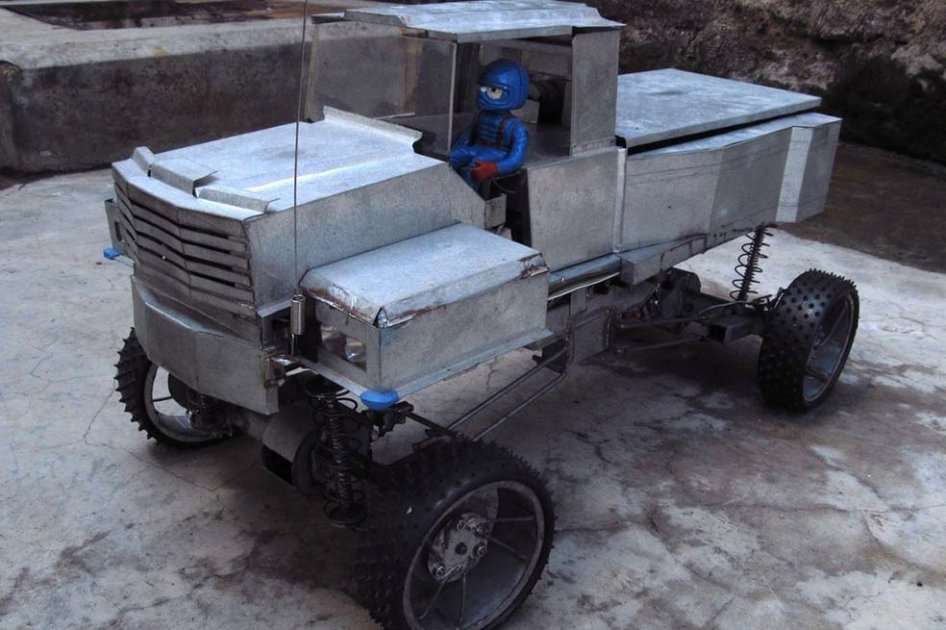 Robot creado por Peter Mbiria, quien no pudo ir a la universidad en Kenia.