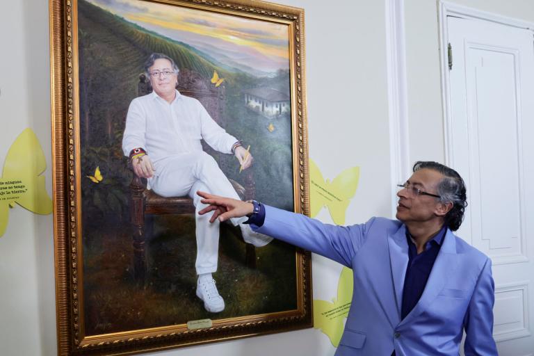 Petro develó su retrato en la Casa de Nariño: traje blanco, zapatos deportivos y mariposas