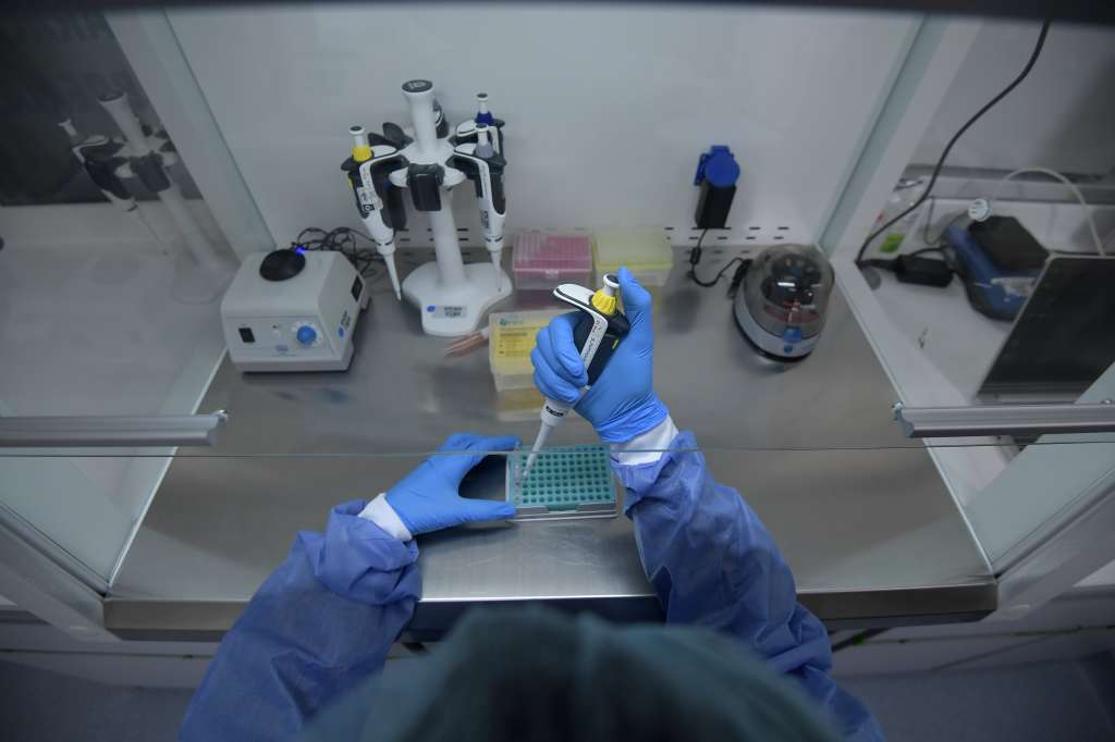 Laboratorio público de medicina genómica, uno de los centros de referencia investigativa, a nivel nacional, para la vigilancia pública de enfermedades.