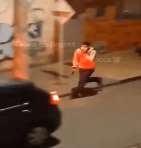 Banda de hasta ocho delincuentes rodeó a una familia para robarle su camioneta