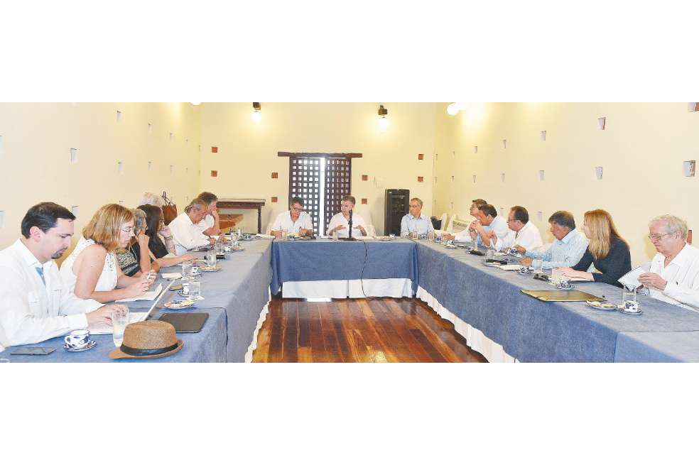El presidente Juan Manuel Santos reunió en Cartagena al nuevo equipo de conversaciones de paz con el Eln, antes de partir a Ecuador. / SIG