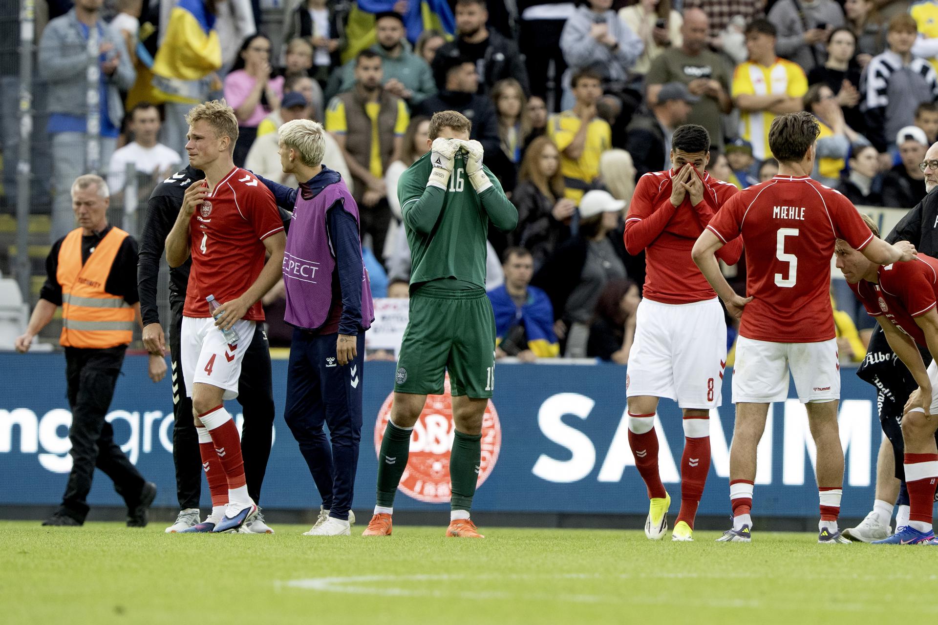 Odense (Denmark), 07/06/2026.- Denmark's Lukas Hoegsberg, Albert Groenbaek, goalkeeper Mads Hermansen, Adam Daghim, Joakim Maehle, and Rasmus Hoejlund react after teammate Christian Eriksen collapsed on the field during the international soccer friendly match Denmark against Ukraine at Odense Stadium, in Odense, Denmark, 07 June 2026. Danish player Christian Eriksen collapsed on the grass in the second half of match but was able to leave the field on his own. (Futbol, Amistoso, Dinamarca, Ucrania) EFE/EPA/Bo Amstrup DENMARK OUT