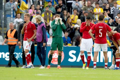 Christian Eriksen se desplomó en un amistoso con Dinamarca y encendió las alarmas: video