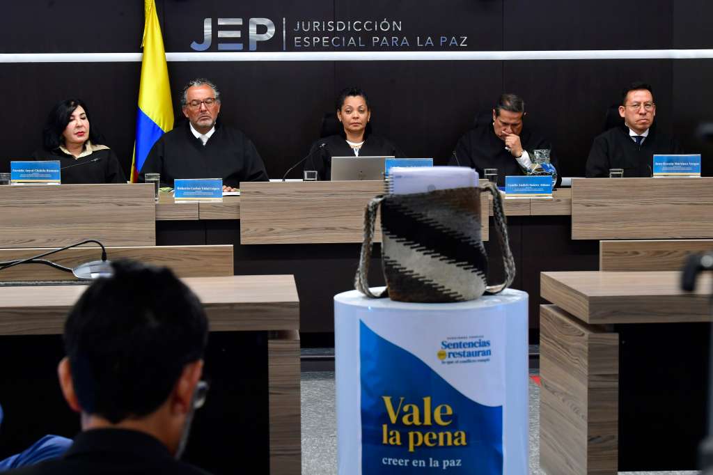 Zoraida Anyul Chalela; Roberto Vidal; Ana Ochoa; Camilo Suárez y Juan Ramón Martínez, magistrados de la Jurisdicción Especial para la Paz (JEP), durante la lectura de la sentencia por falsos positivos (macrocaso 03), que condenó a 12 exmilitares del batallón La Popa, en Valledupar y 7 exparamilitares (izq-der).