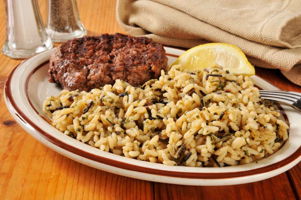 Aprende a hacer un delicioso arroz caldoso con solomillo en casa.
