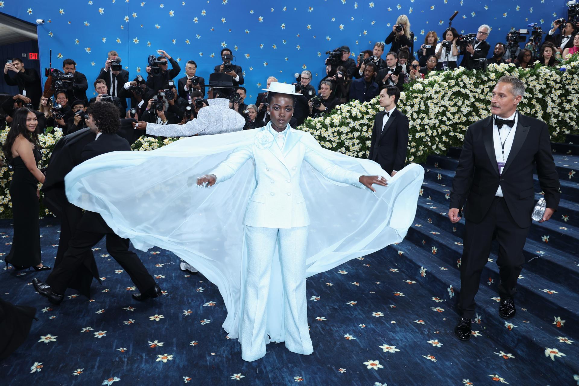 NEW YORK (United States), 06/05/2025.- Lupita Nyong'o poses on the red carpet for the 2025 Met Gala, the annual benefit for the Metropolitan Museum of Art's Costume Institute, in New York, New York, USA, 05 May 2025. The event coincides with the Met Costume Institute's spring 2025 exhibition ‘Superfine: Tailoring Black Style’ which will be on view from 10 May 2025 through 26 October 2025.  (Nueva York) EFE/EPA/JUSTIN LANE
