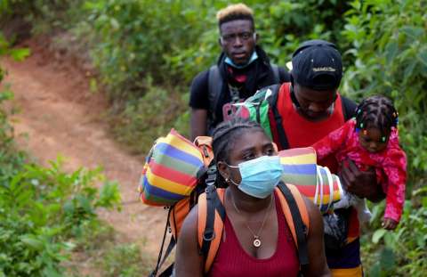 Casi tres mil personas están varadas en la frontera entre Colombia y Panamá
