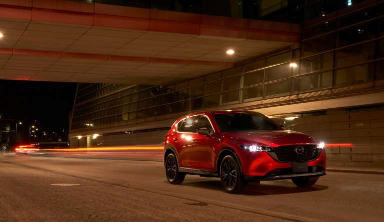Las farolas delanteras de Mazda CX-5 también presentaron cambios en su diseño.