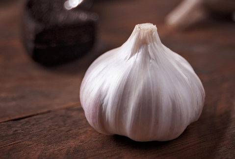 Por qué el ajo es el alma de nuestras cocinas: beneficios y receta