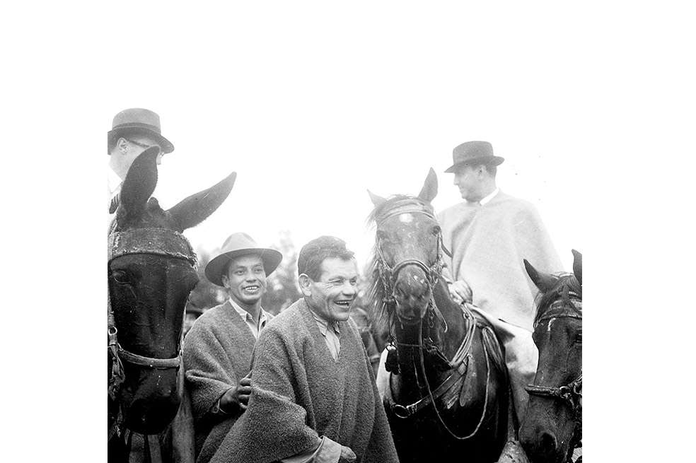 El líder izquierdista Juan de la Cruz Varela (centro) cuando ya era el líder campesino que inspiró el movimiento guerrillero. / Fotos: Archivo - El Espectador