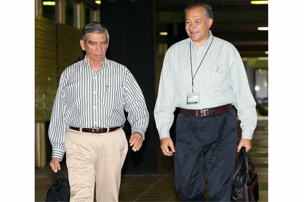 Los generales (r) Jorge Enrique Mora y Óscar Naranjo, actuales miembros plenipotenciarios de la mesa de diálogos de paz de La Habana, coordinarán la subcomisión para el fin del conflicto. / EFE