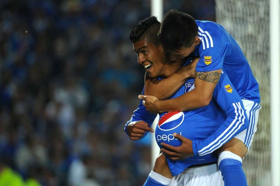 Yulián Mejía celebra su gol en el partido de Millonarios frente a Patriotas, mientras es abrazado por otro refuerzo, Óscar Barreto. / Cristian Garavito