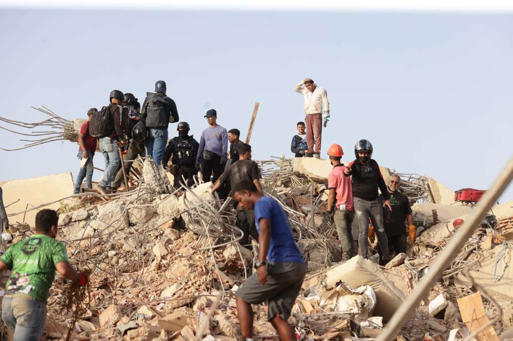 AME5030. LA GUAIRA (VENEZUELA), 26/06/2026.- Personas realizan labores de búsqueda en una zona afectada por un terremoto este viernes, en La Guaira (Venezuela). El ministro de Interior de Venezuela, Diosdado Cabello, anunció la restricción del acceso al estado La Guaira (norte, cercano a Caracas), el más afectado por los terremotos, a partir de las 20.00 horas locales (00.00 GMT) de este viernes. EFE/ Ronald Peña R