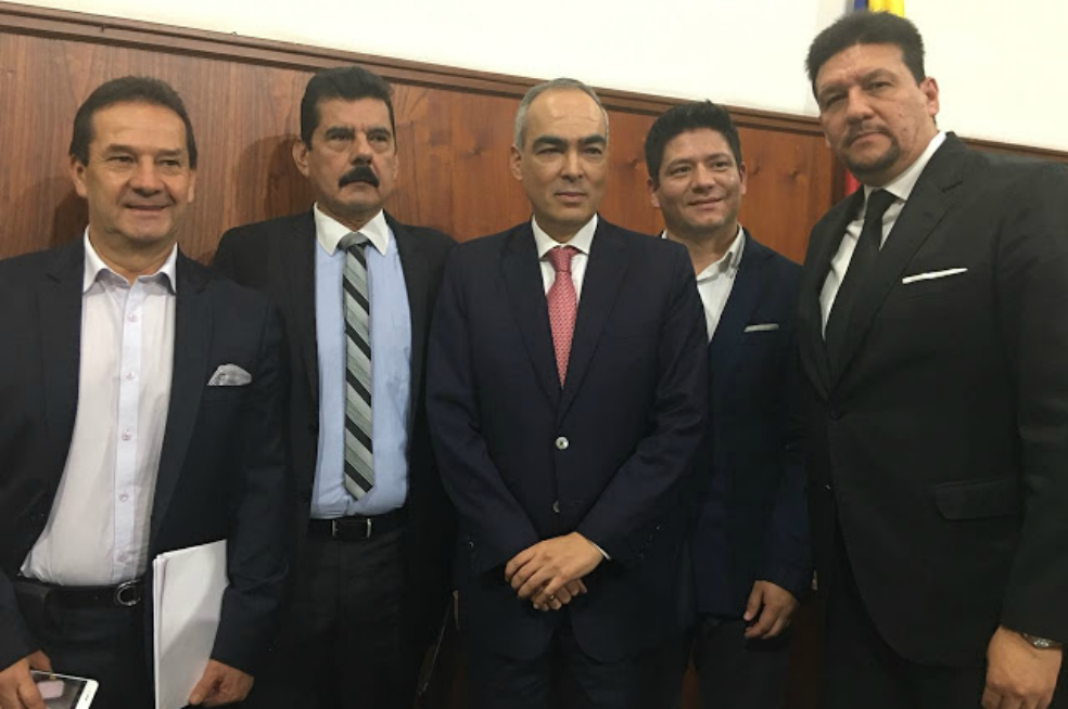 Luis Eduardo Cifuentes Galindo, excomandante de las AUC, es el segundo de izquierda a derecha.