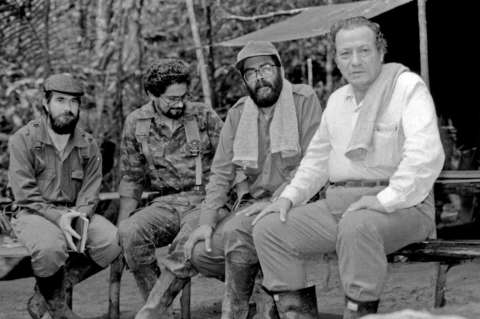 Hay que dejar de glorificar violentos y de leer la historia sin tiempo ni contexto