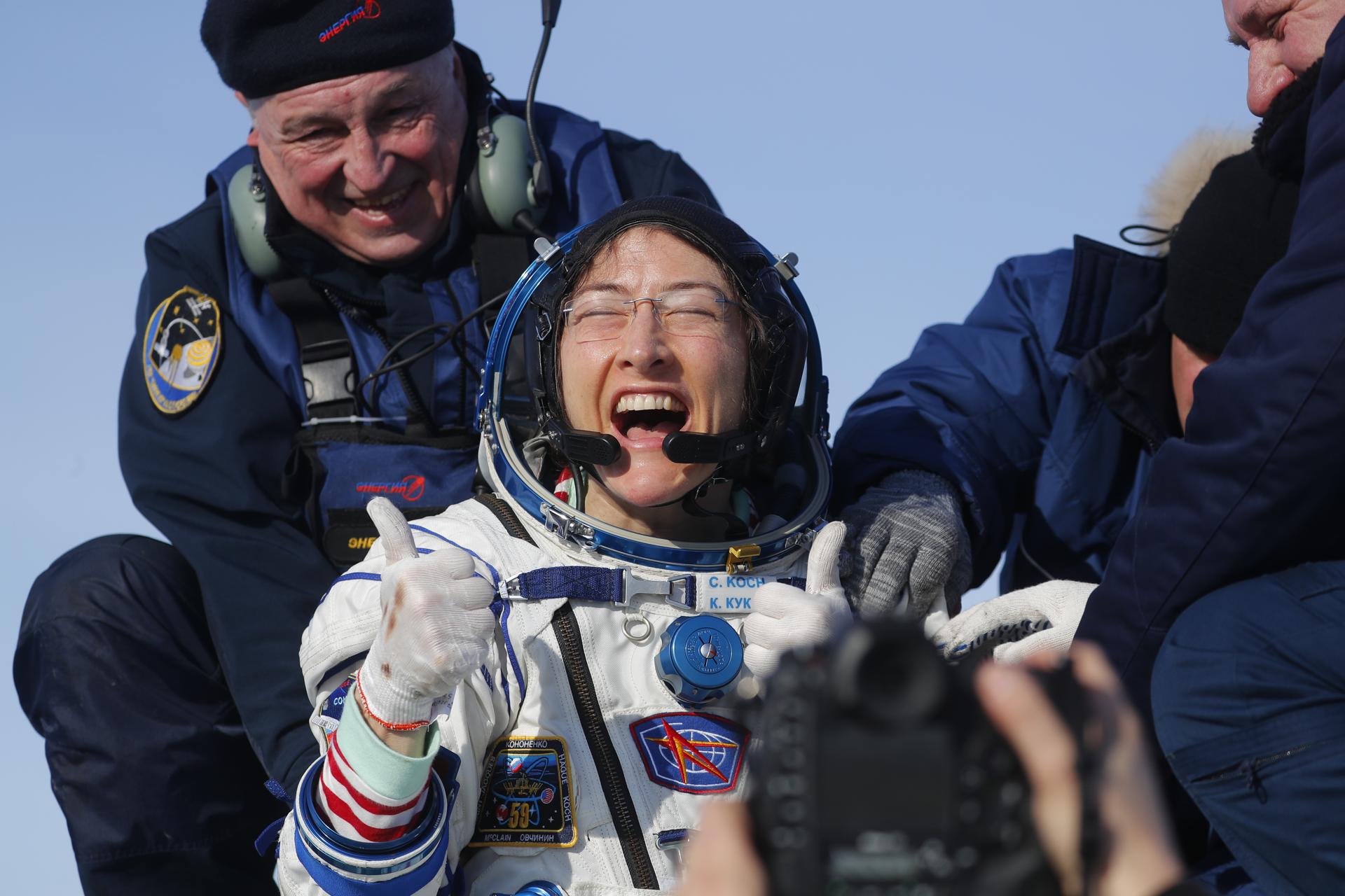 DZHEZKAZGAN (KAZAJISTÁN), 17/06/2026.- Foto de archivo tomada el 6 de febrero de 2020 de la astronauta de la NASA Christina Koch mientras es extraída de la cápsula Soyuz MS-13 tras aterrizar en Kazajistán después de participar en una misión a la Estación Espacial Internacional. La astronauta estadounidense Christina Koch, una de las tripulantes de la misión Artemis II de la NASA que en abril hizo historia al orbitar la Luna, poniendo fin a más de medio siglo sin presencia humana en el satélite natural, ha sido galardonada este miércoles con el Premio Princesa de Asturias de la Concordia 2026. EFE/ Sergei Ilnitsky