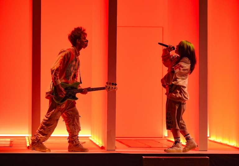 Billie Eilish y su hermano Finneas en los American Music Awards 2020.