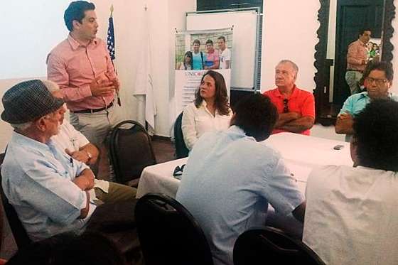 El director del Partido Liberal, Simón Gaviria, con la exalcaldesa Judith Pinedo.