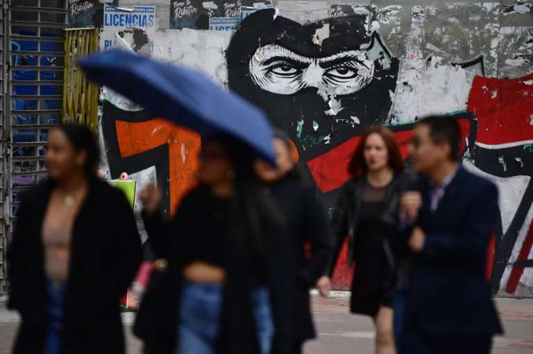 El llamado para sindicatos, trabajadores, asociaciones y demás, pretende defender el aumento del salario mínimo (23 %), bautizado por el Gobierno como “vital”, ante la decisión del Consejo de Estado de suspender provisionalmente ese incremento fijado bajo decreto.