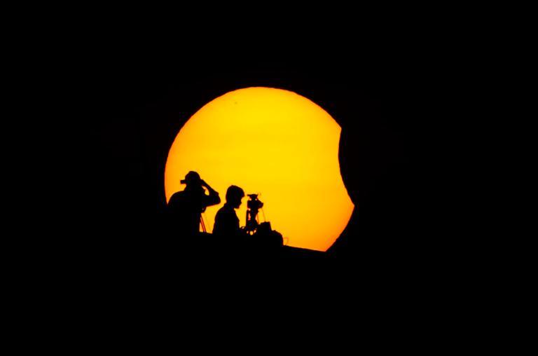¿Cómo tomarle fotos al eclipse solar con el celular?