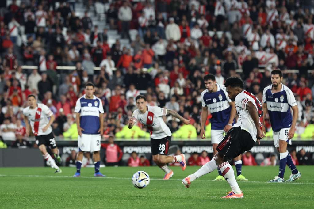 El delantero colombiano Miguel Borja (#09) de River Plate falla un penal en la última jugada, dándole la derrota al equipo en el partido del Torneo Clausura 2025 de la Liga Profesional de Fútbol Argentino entre River Plate y Gimnasia, disputado en el Estadio Más Monumental de Buenos Aires el 2 de noviembre de 2025.