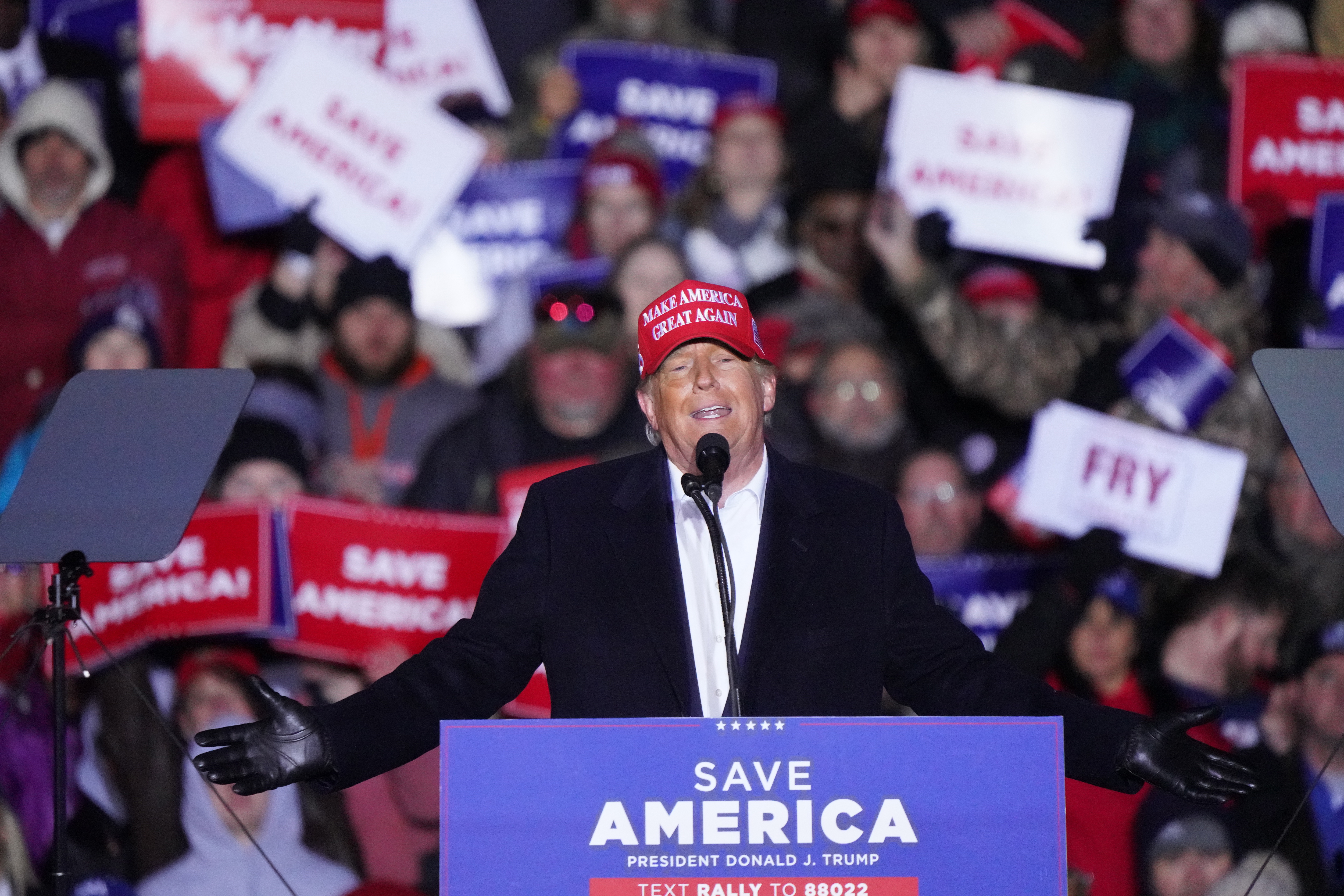 Florence (United States), 12/03/2022.- Former US President Donald Trump addresses an outdoor Save America rally at the Florence Regional Airport in Florence, South Carolina, USA, 12 March 2022. The rally was held in 36-degree Fahrenheit (2 degress Celsius) weather as temperatures plummeted from the Arctic Blast sweeping across the East Coast. (Estados Unidos, Florencia) EFE/EPA/RICHARD ELLIS