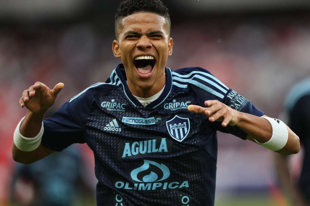 AMDEP1664. QUITO (ECUADOR), 14/05/2024.- José Enamorado de Junior celebra un gol este martes, en un partido de la fase de grupos de la Copa Libertadores entre LDU Quito y Junior en el estadio Rodrigo Paz Delgado en Quito (Ecuador). EFE/ José Jácome