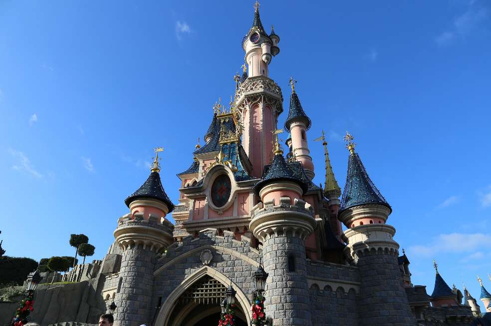 Disneyland Park ofrece una serie de atracciones populares que cuentan con el acceso Lightning Lane