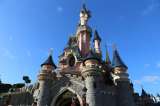 Arrestan a un hombre por desnudarse en atracción de Disneyland: esto sucedió