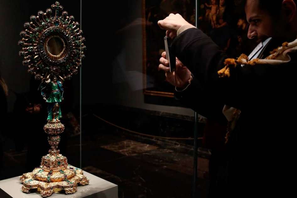 El Museo del Prado presenta "La custodia de la iglesia de San Ignacio de Bogotá", conocida como "La Lechuga" por el verde de sus esmeraldas, una de las joyas barrocas más ricas y hermosas de Hispanoamérica. / Efe