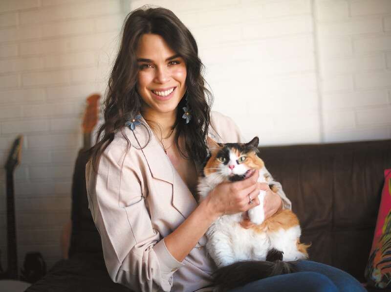 Andreína Solórzano viajó a Colombia desde Venezuela con Tomás y adoptó a Bella en Bogotá. / Cristian Garavito - El Espectador