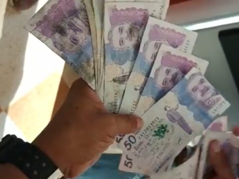 Las personas que quisieron retirar su dinero por medio de esta cajero automático quisieron realizar la transacción pues inicia diciembre, el mes dónde más se gasta en Colombia.