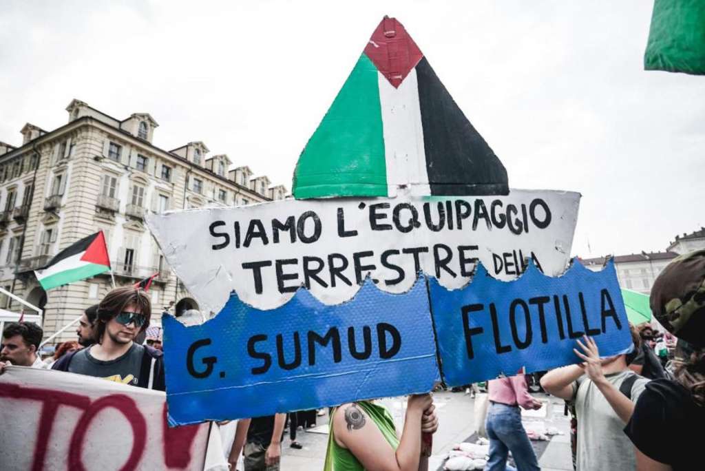 Turin (Italy), 09/09/2025.- Student and pro-Palestinian associations' members gather in support of the Global Sumud Flotilla in Turin, Italy, 09 September 2025. (Protestas, Italia) EFE/EPA/TINO ROMANO