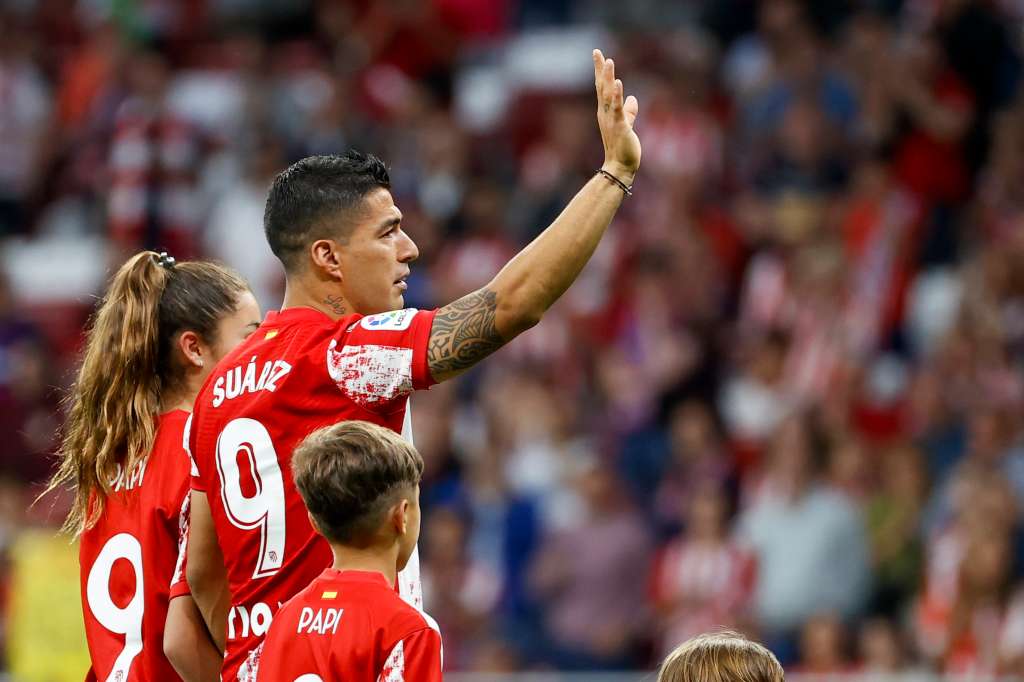 MADRID, 15/05/2022.- El delantero uruguayo del Atlético de Madrid, Luis Suárez, al término del partido correspondiente a la jornada 37 de primera división disputado hoy domingo en el estadio madrileño. EFE /Chema Moya