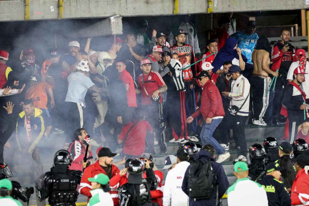 Hinchas afectados y peleas entre barras bravas durante el partido entre Santa Fe y América de Cali en el Estadio El Campin de Bogotá