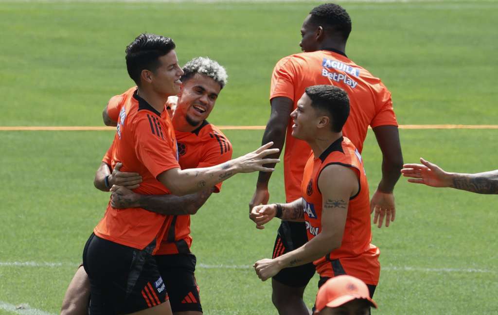 AME7369. BARRANQUILLA (COLOMBIA), 09/09/2024.- James Rodríguez (i), Luis Diaz (c) y Juan Fernando Quintero (d) de la selección nacional de fútbol de Colombia participan en un entrenamiento este lunes, en el estadio Metropolitano Roberto Meléndez, en Barranquilla (Colombia). Colombia se prepara para enfrentar a Argentina este martes en Barranquilla, por la eliminatorias sudamericanas al Mundial de 2026. EFE/ Mauricio Dueñas Castañeda