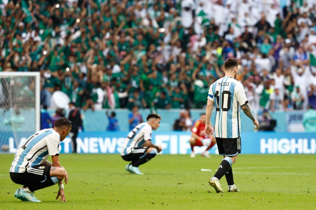 GR2008. LUSAIL (CATAR), 22/11/2022.- Lionel Messi y jugadores de Argentina reaccionan hoy, en un partido de la fase de grupos del Mundial de Fútbol Qatar 2022 entre Argentina y Arabia Saudita en el estadio de Lusail (Catar). EFE/ Rodrigo Jiménez