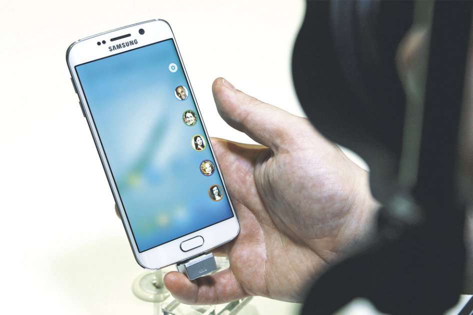 El S6 Edge permite desplegar en el borde de la pantalla los contactos favoritos. / María Alejandra Medina