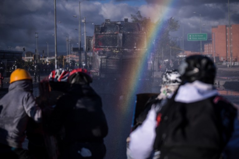 A pesar de que en la mañana las marchas transcurrieron de forma pacífica, durante la tarde empezaron los enfrentamientos entre Esmad y encapuchados.