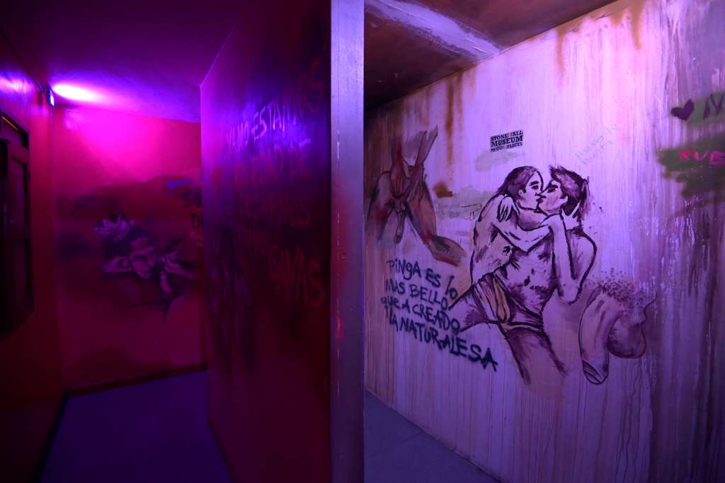 El museo posee exposiciones de diversa índole que están relacionadas con la comunidad LGTBIQ+.