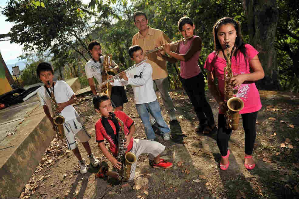 Seis de los 50 niños que integran el semillero de la Banda Sinfónica del municipio de Nocaima, junto a su nuevo director, Óscar Duarte. / Luis Ángel - El Espectador