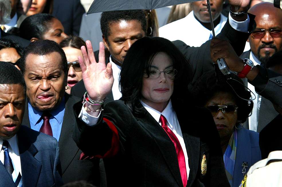 Michael Jackson junto a su padre Joe Jackson en 2004. / AFP