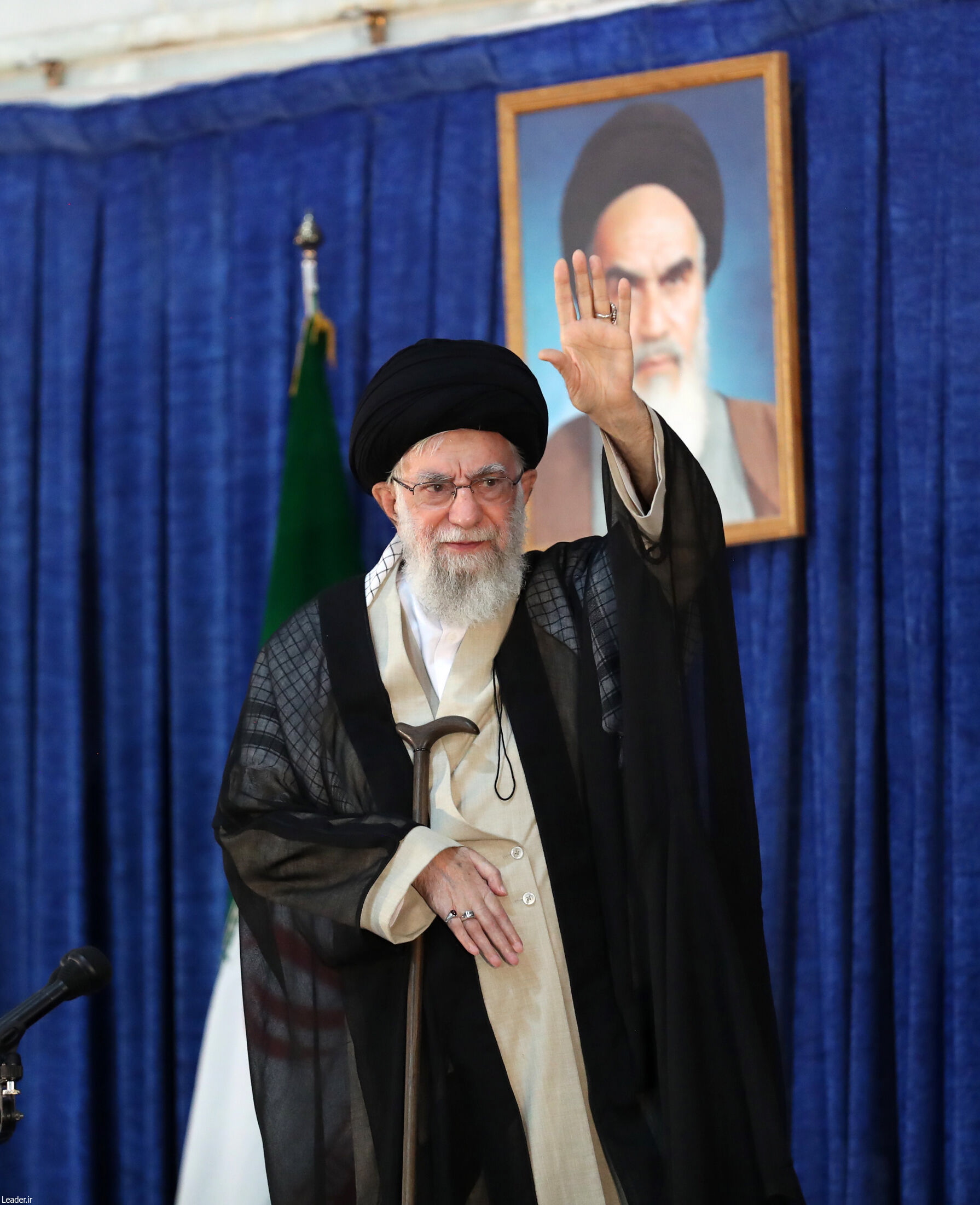 Tehran (Iran (islamic Republic Of)), 04/06/2022.- A handout photo made available by the Iranian Supreme Leader's office shows Iranian supreme leader Ayatollah Ali Khamenei greets the crowd during the 33rd death anniversary of the country's late supreme leader Ayatollah Khomeini, at the mausoleum in Tehran, Iran, 04 June 2022. Khamenei said that enemies of Iran invested to protest in Iran to damage the country, they are wrong and their calculation are wrong like always as well as the other issues against Iran. (Protestas, Teherán) EFE/EPA/IRANIAN SUPREME LEADER'S OFFICE HANDOUT HANDOUT EDITORIAL USE ONLY/NO SALES HANDOUT EDITORIAL USE ONLY/NO SALES
