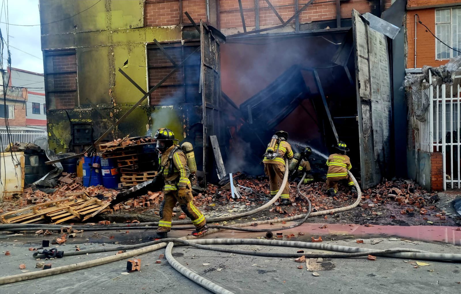 Kennedy: reportan incendio en fábrica de pinturas al sur de Bogotá.